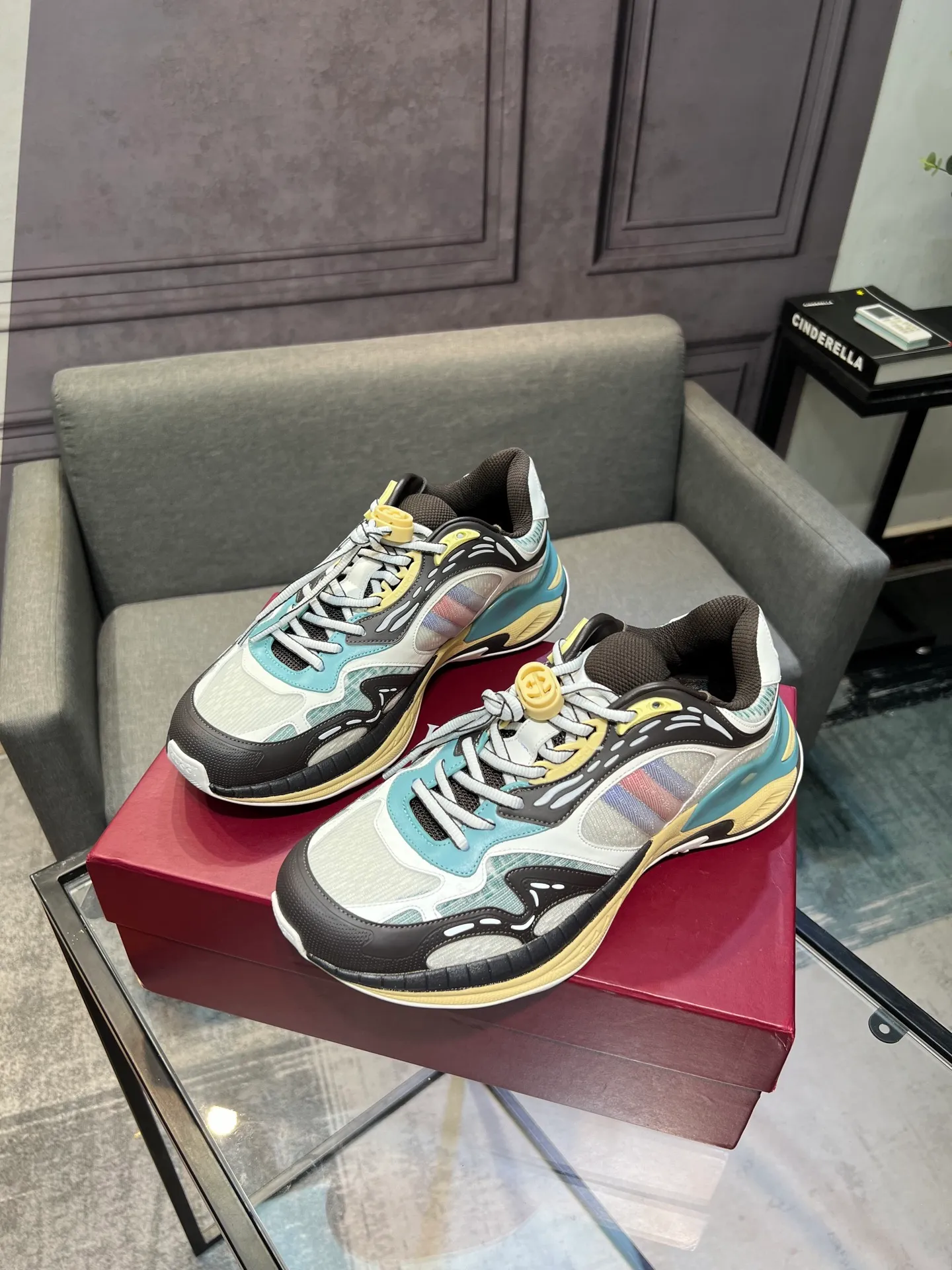 Men's Men's Shoes 💰900 Gucci Gucci 2.0 Sports Shoes Couple's Style Retro Casual Shoes Running Shoes Original Purchase, Development, Production Gucci 2.0 Sports Shoes reinterpret the brand's iconic striped webbing elements. This sneaker reinterprets the iconic details, using thick EVA soles with a smart silhouette, bringing a stable and comfortable wearing experience. Exquisite packaging at the delivery counter. Fabric: original imported cowhide + technical fabrics. Lining: original imported breathable mesh. Sole: original molded ultra-light foam rubber. Bottom thickness: 4CM. Size: 35-40 for women / 39-45 for men.